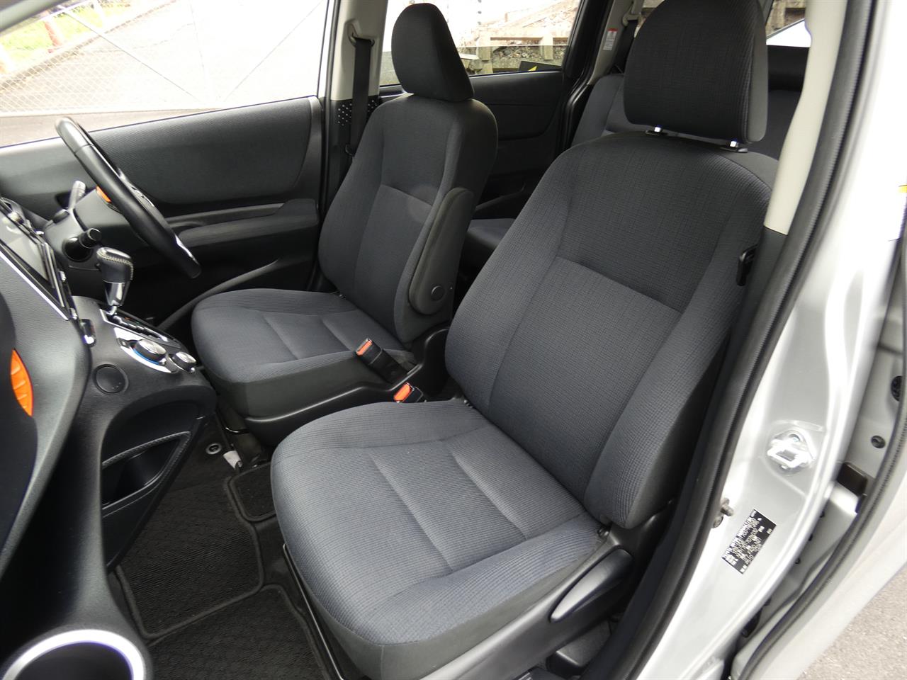 2016 Toyota Sienta thumbnail