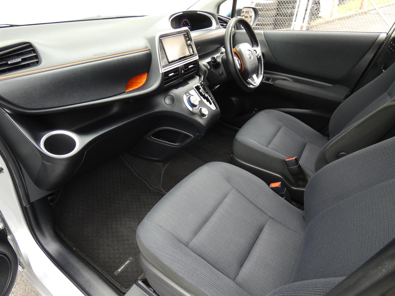 2016 Toyota Sienta thumbnail