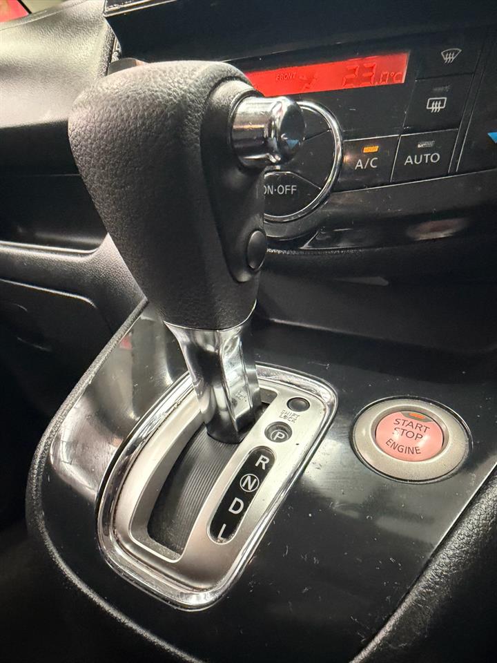 2012 Nissan Serena thumbnail