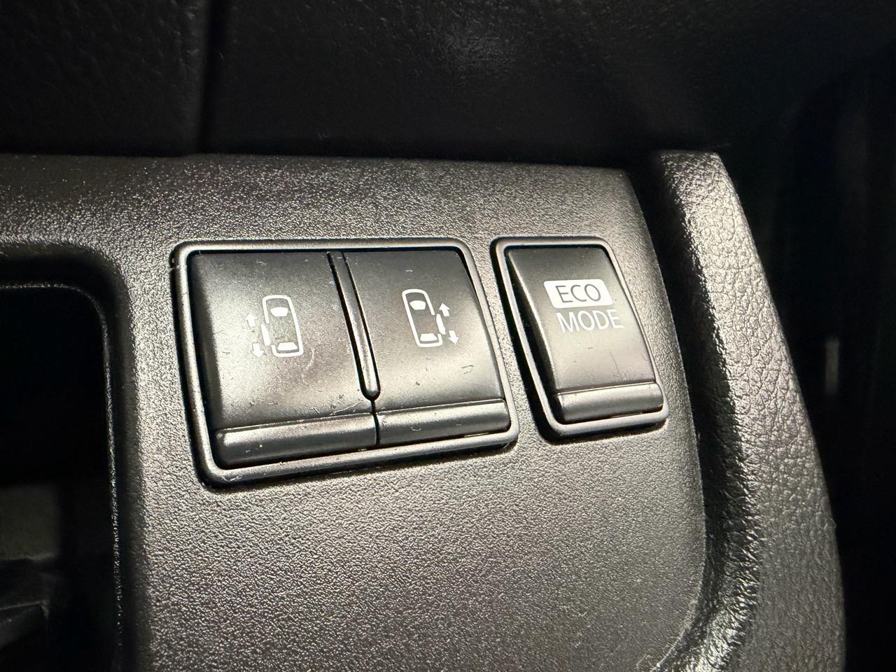 2012 Nissan Serena thumbnail