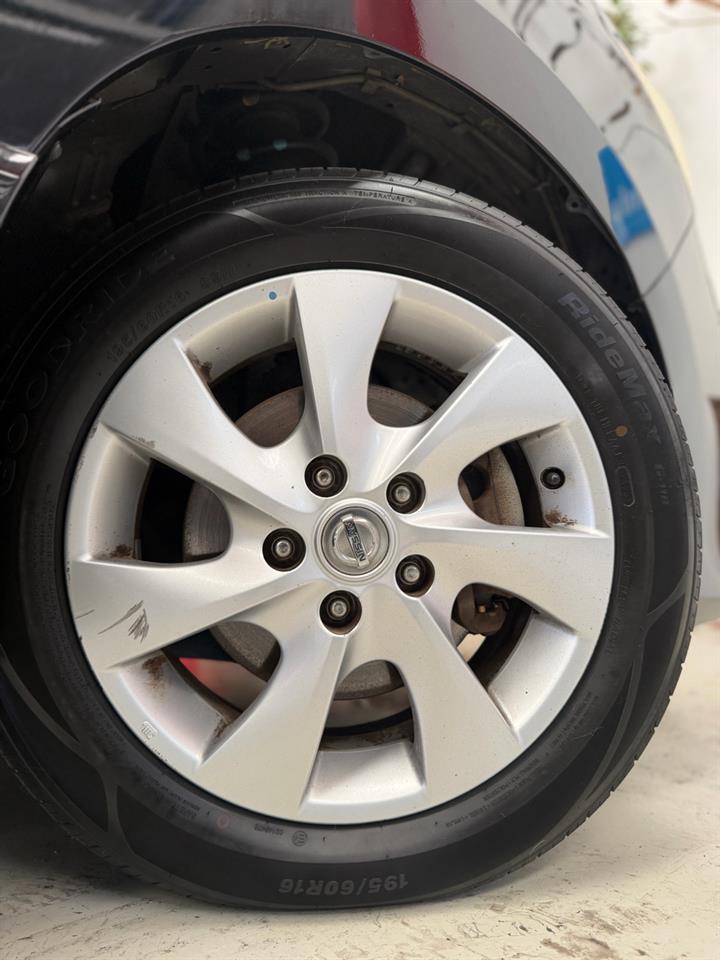 2012 Nissan Serena thumbnail