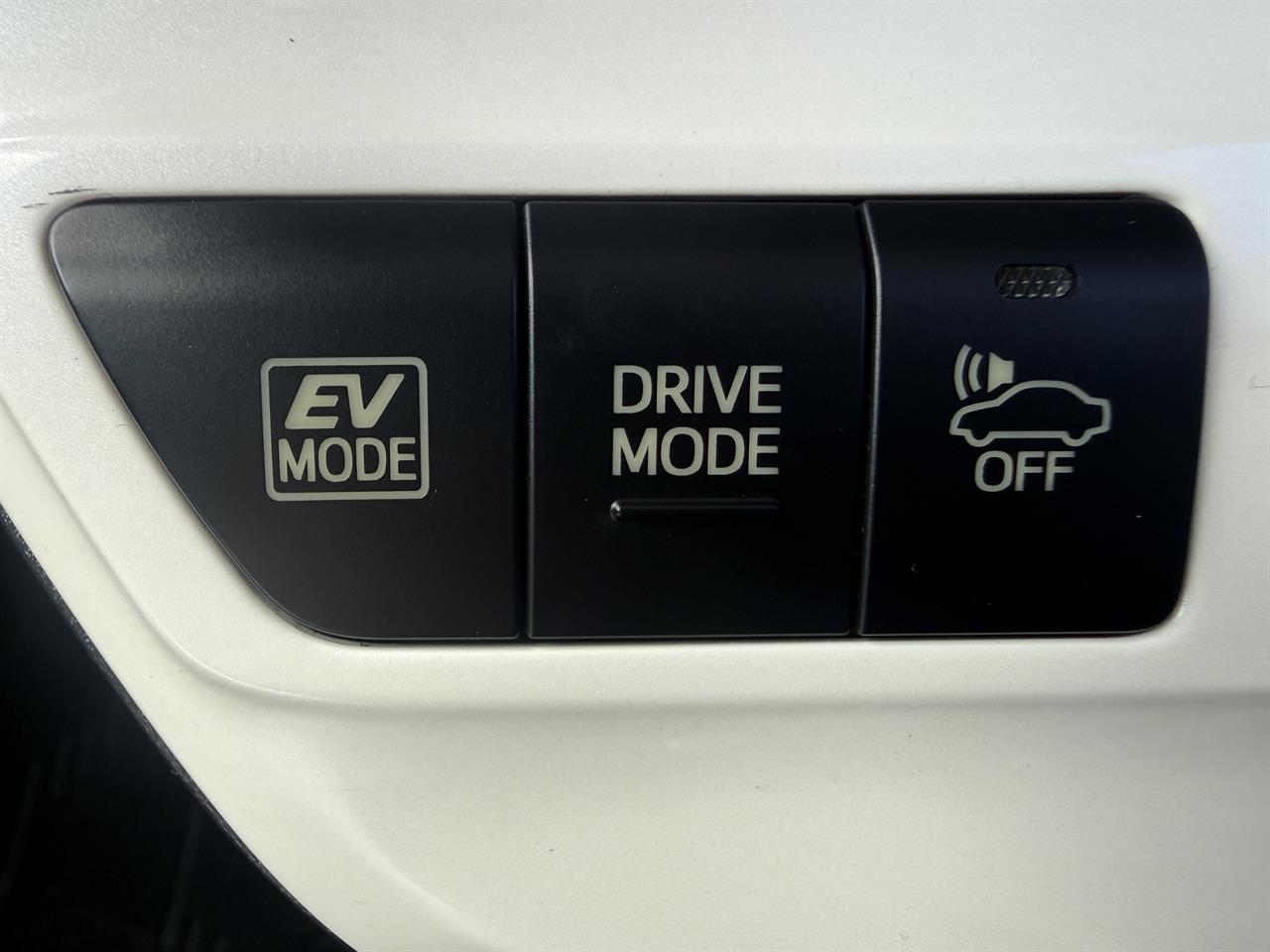 2016 Toyota Prius thumbnail
