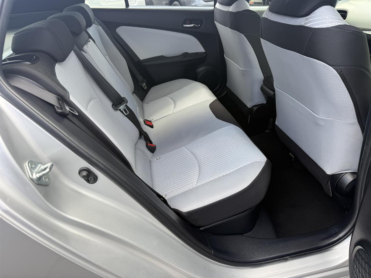 2016 Toyota Prius thumbnail