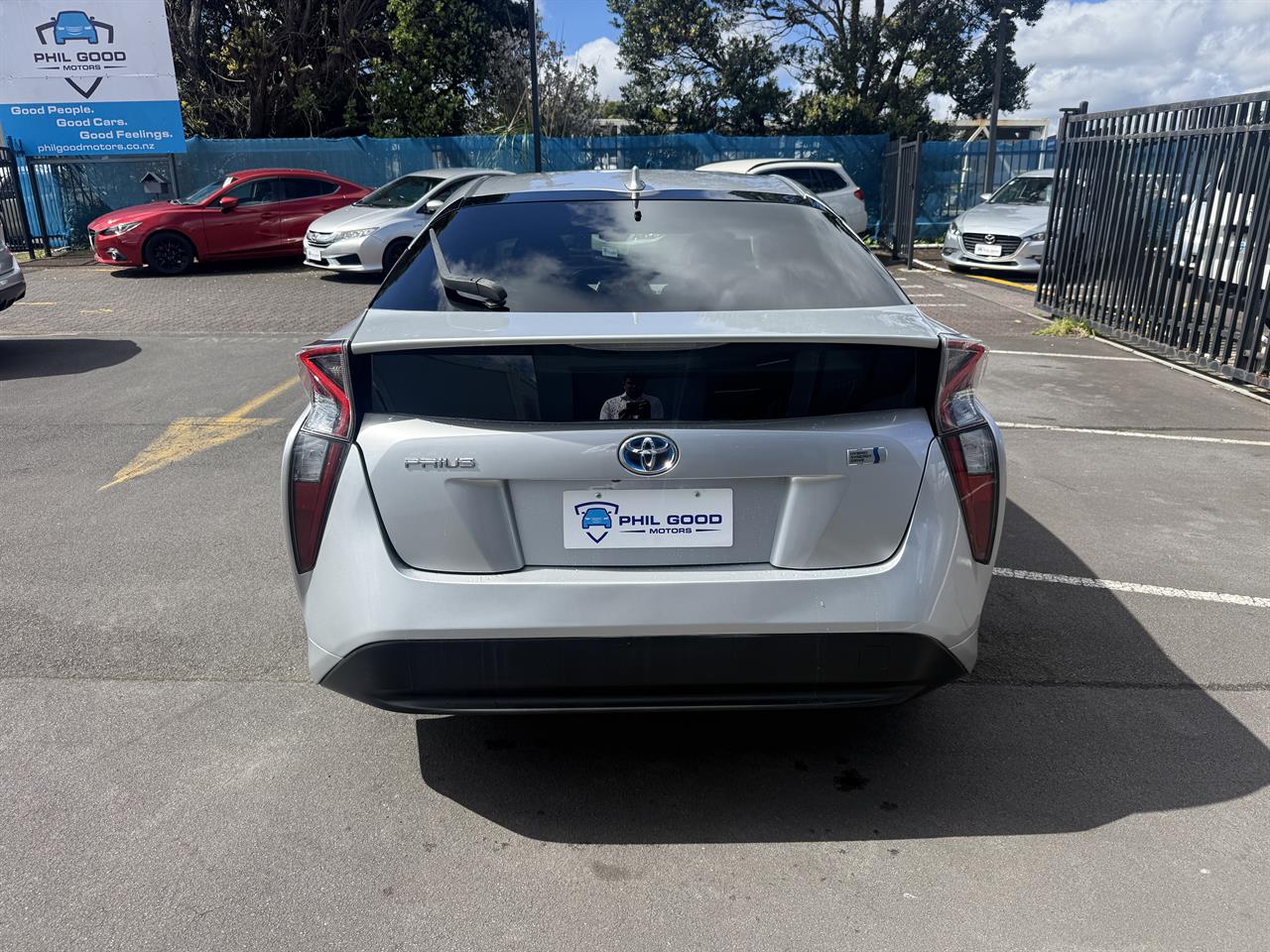 2016 Toyota Prius thumbnail