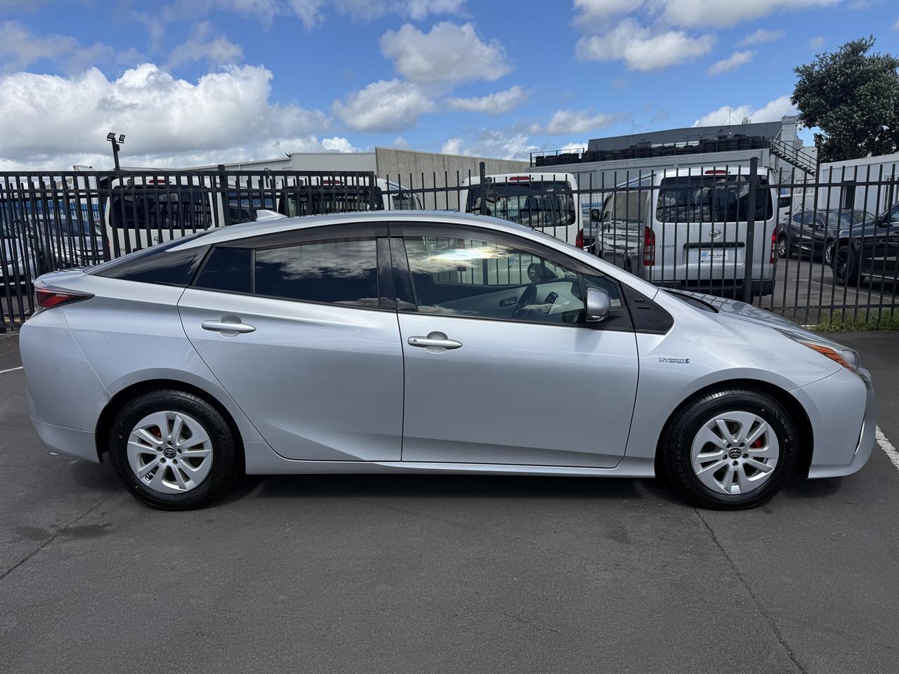 2016 Toyota Prius thumbnail