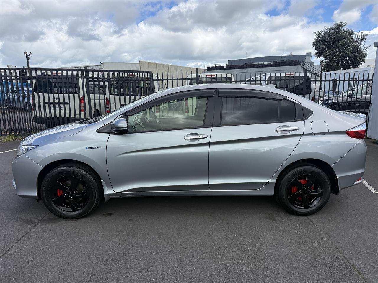 2015 Honda Grace thumbnail
