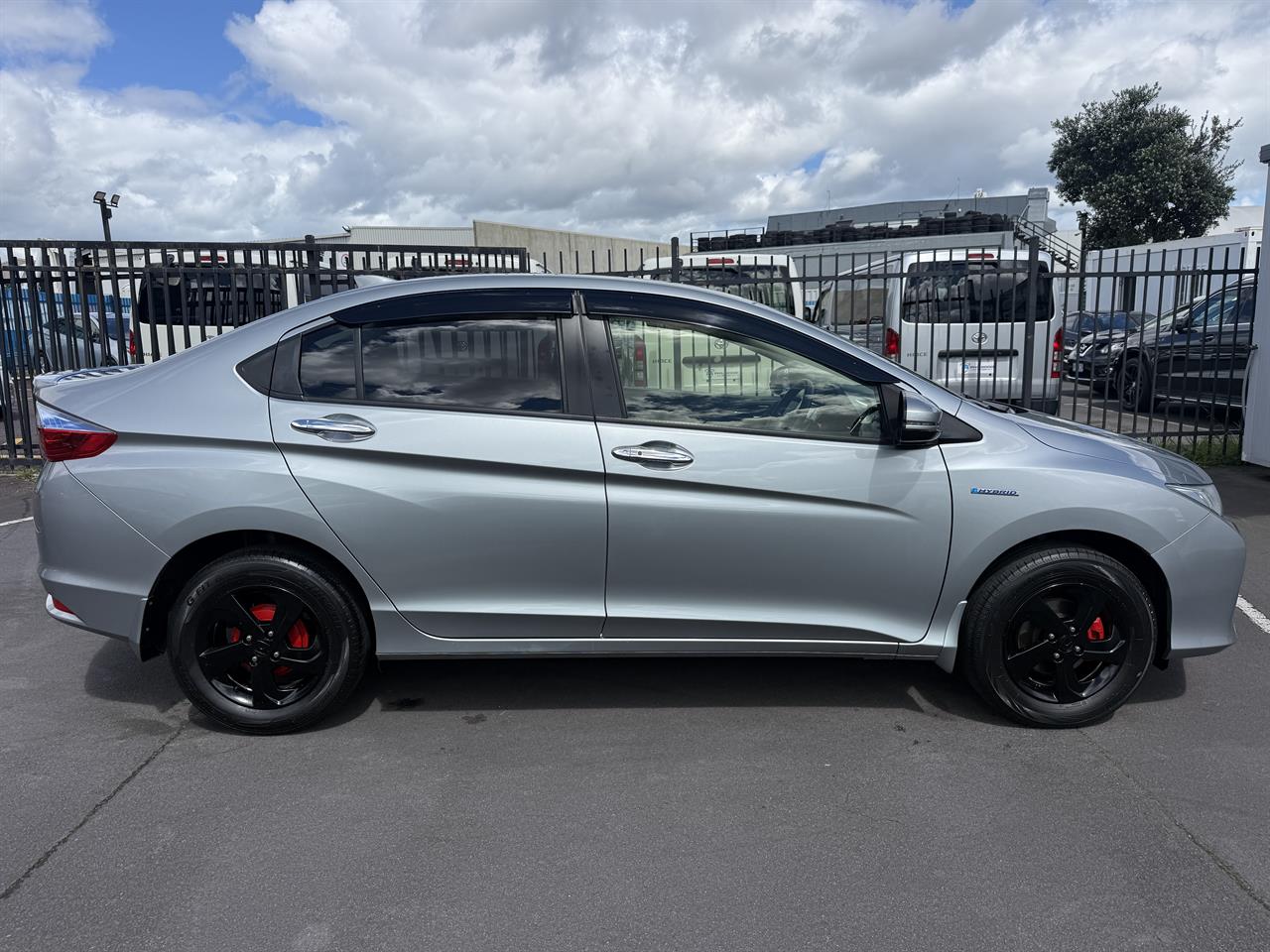 2015 Honda Grace thumbnail