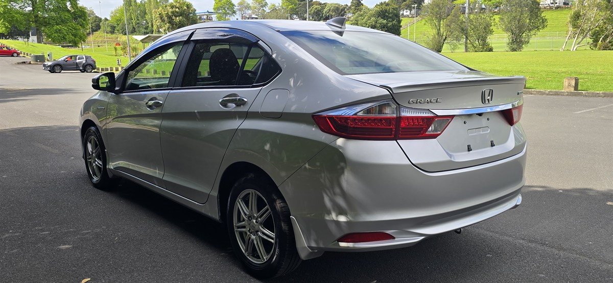 2015 Honda Grace thumbnail