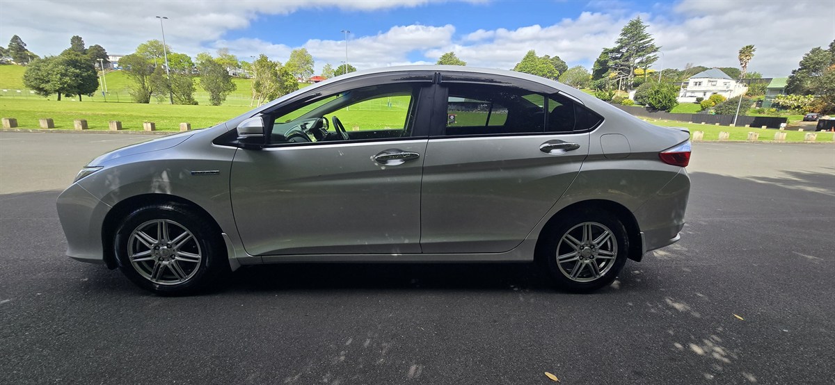2015 Honda Grace thumbnail