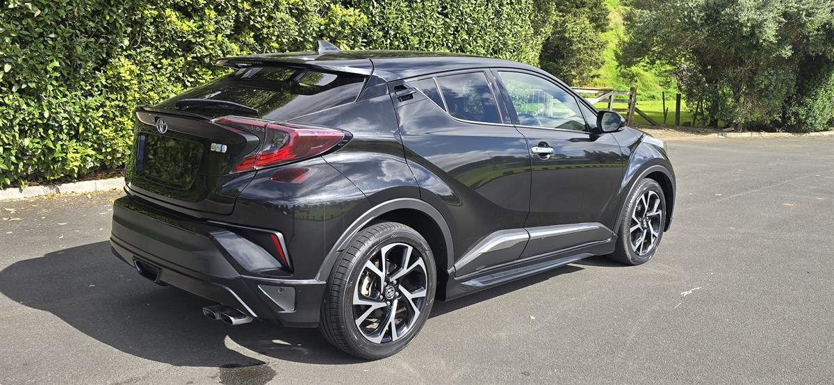 2018 Toyota C-HR thumbnail