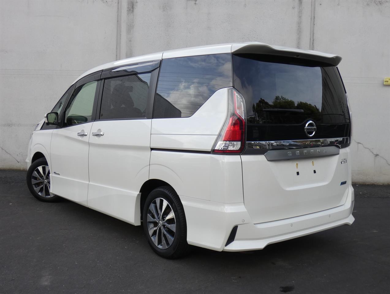 2017 Nissan SERENA thumbnail