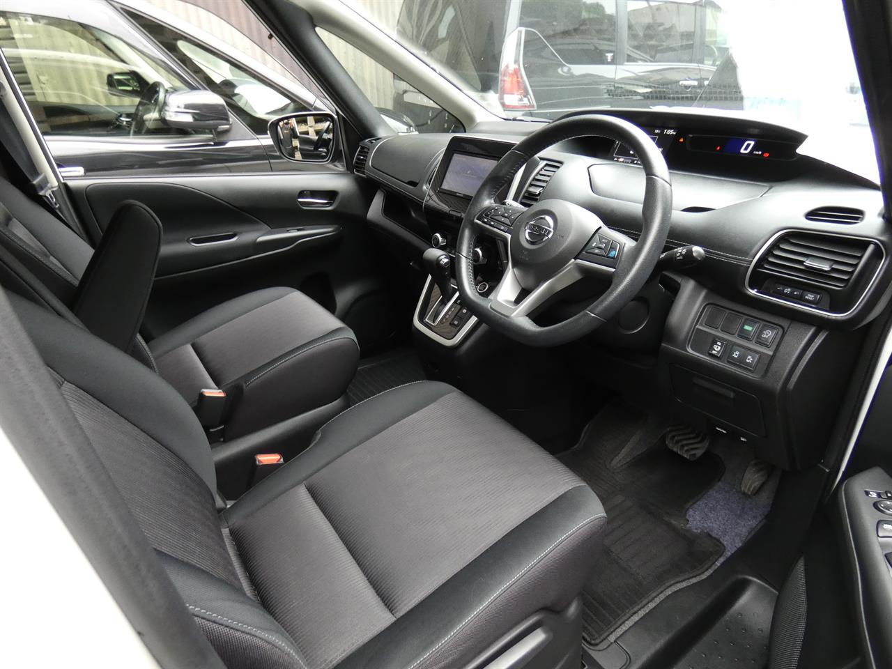 2017 Nissan SERENA thumbnail