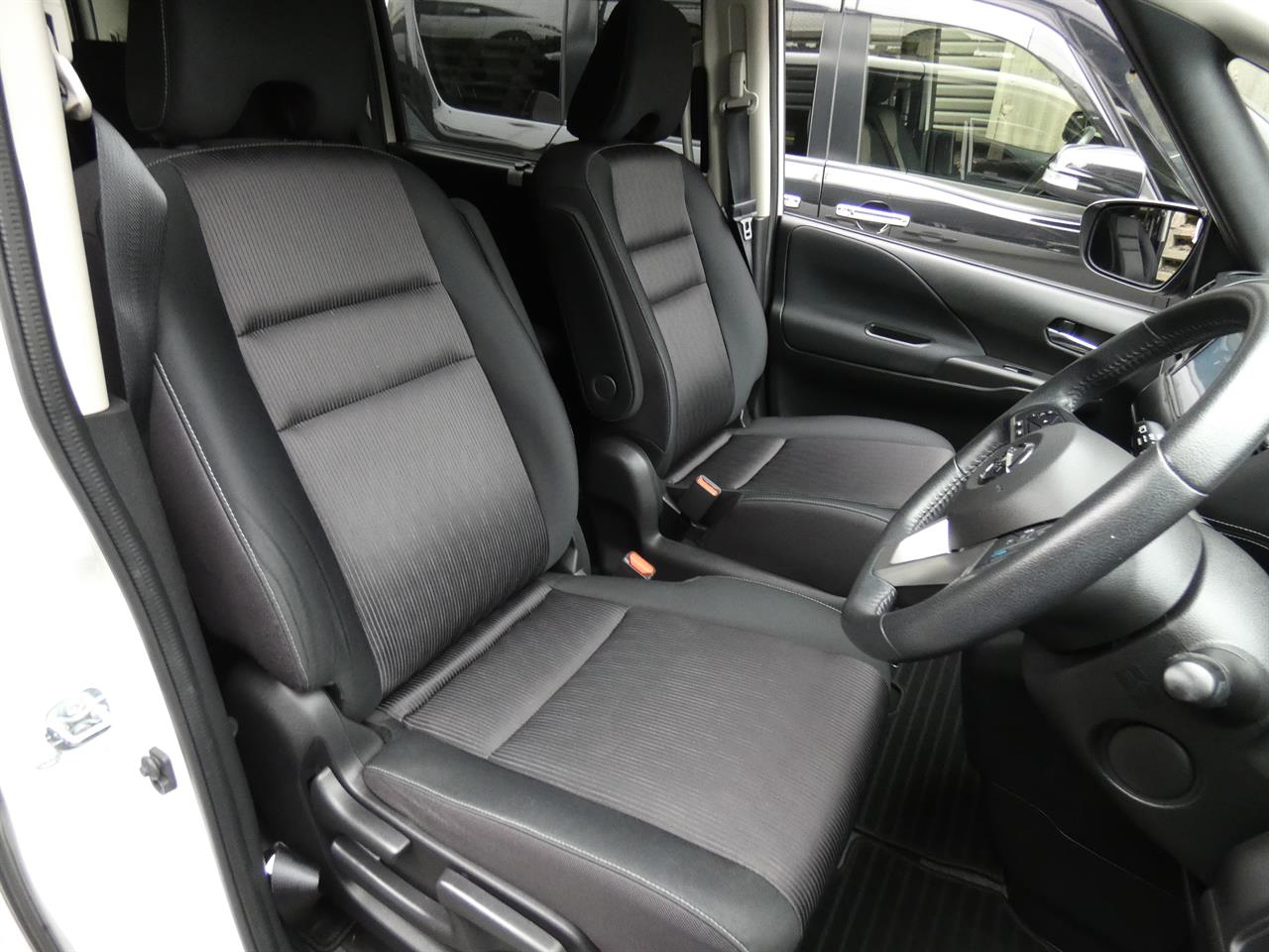 2017 Nissan SERENA thumbnail