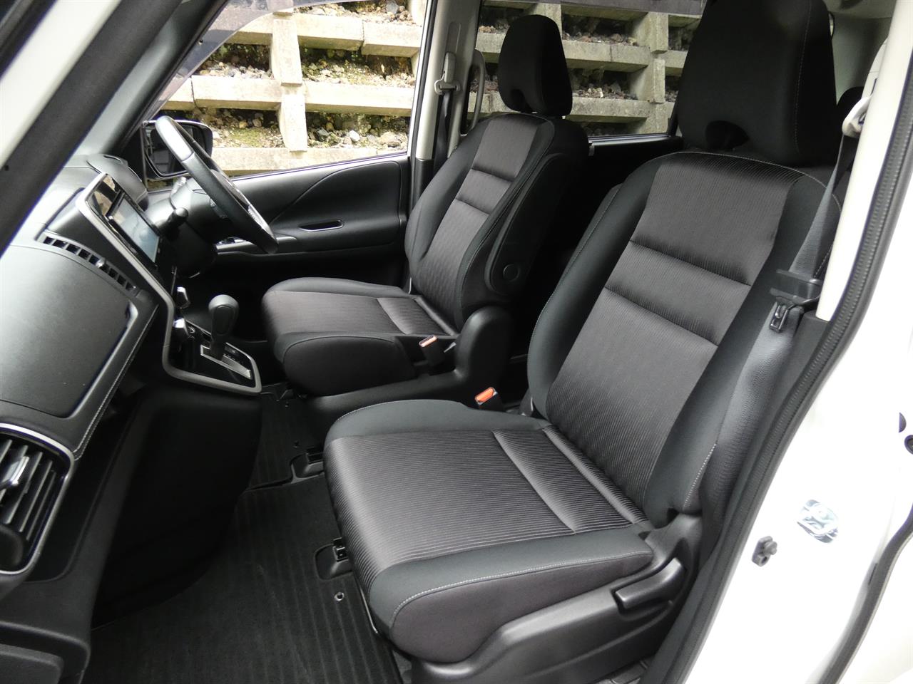 2017 Nissan SERENA thumbnail