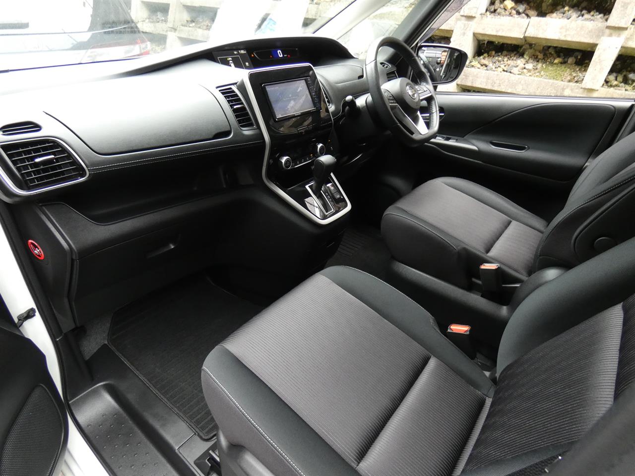 2017 Nissan SERENA thumbnail