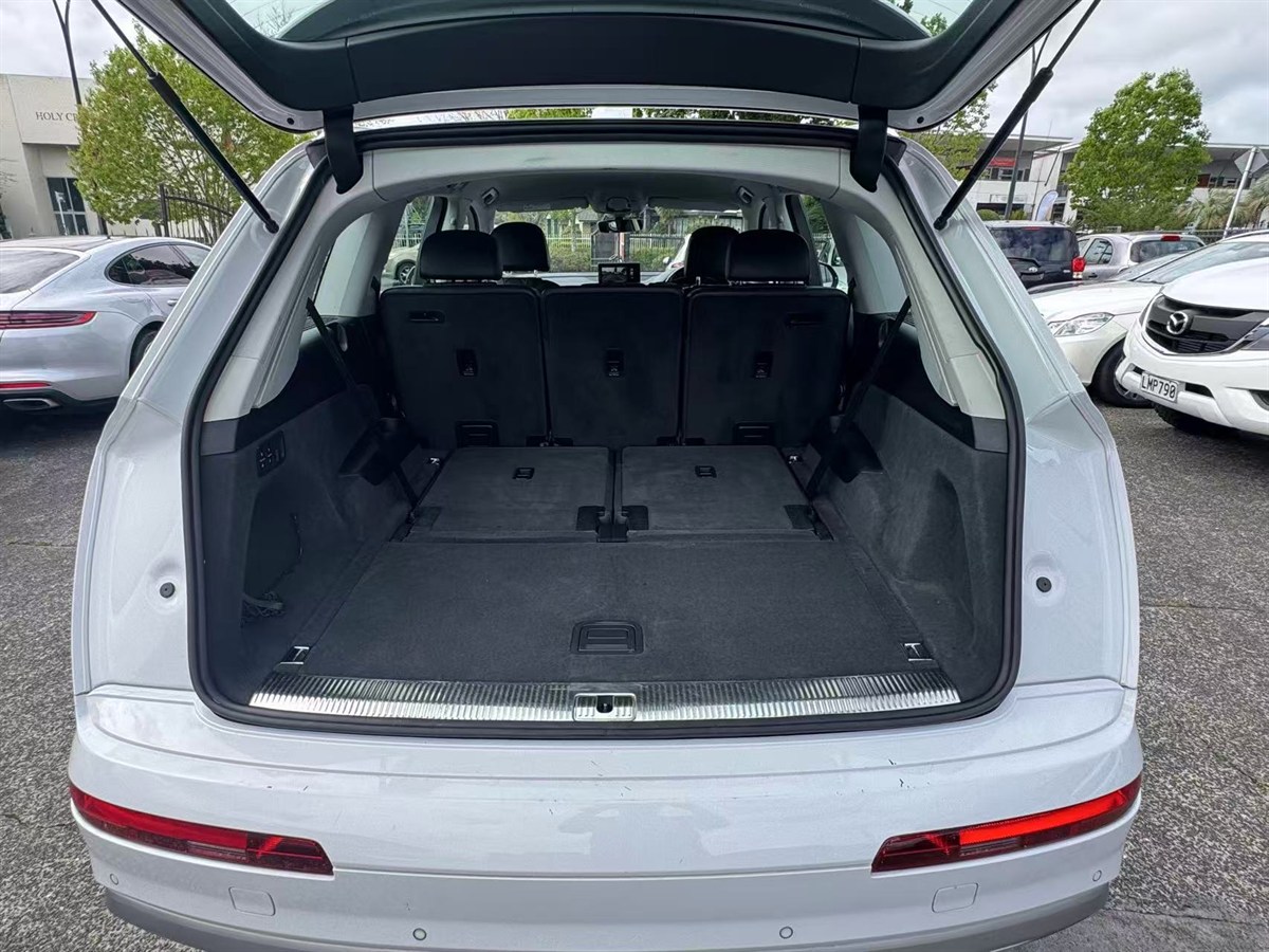2016 Audi Q7 thumbnail