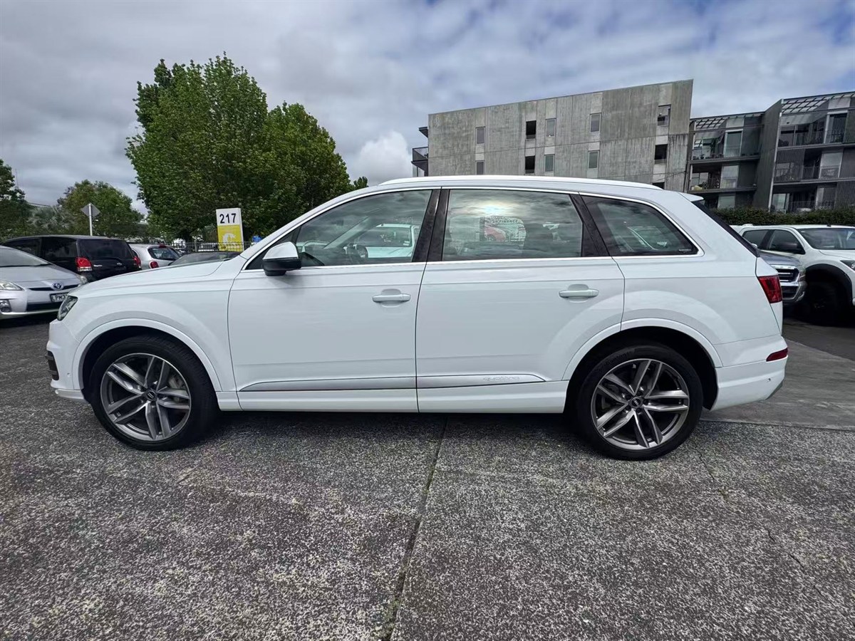 2016 Audi Q7 thumbnail