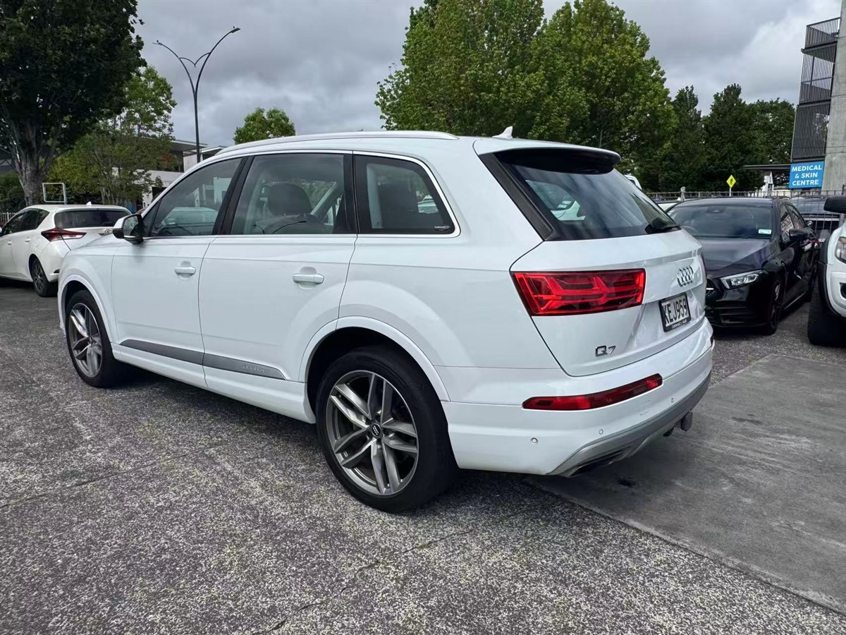 2016 Audi Q7 thumbnail