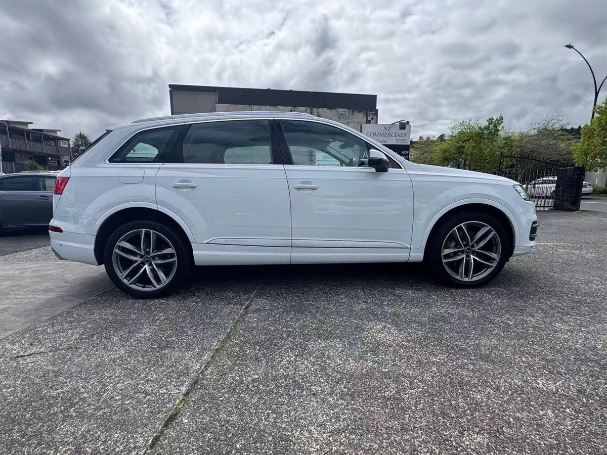 2016 Audi Q7 thumbnail
