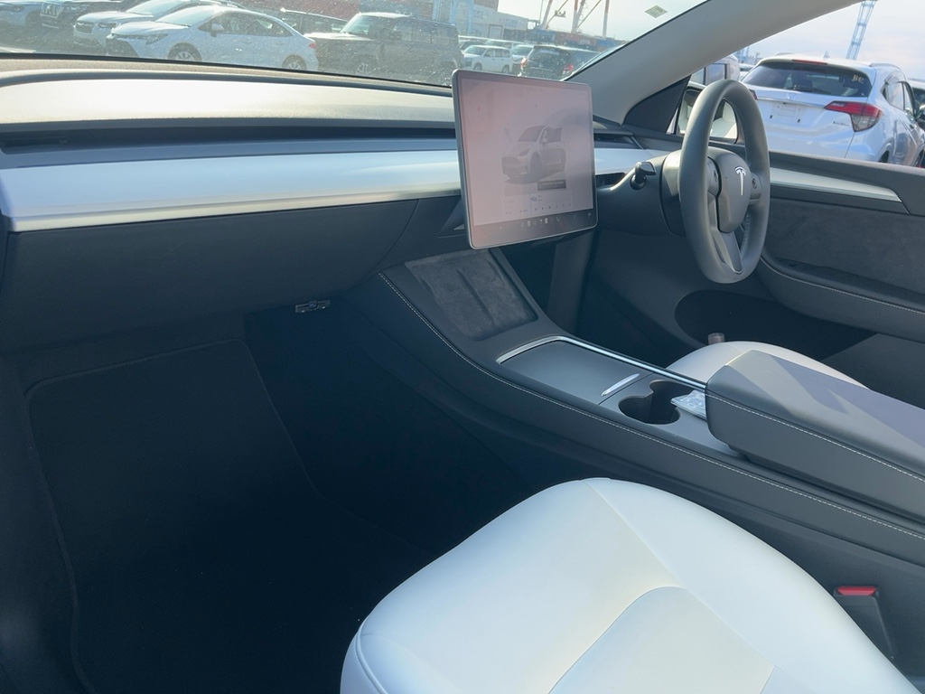 2023 Tesla Model thumbnail