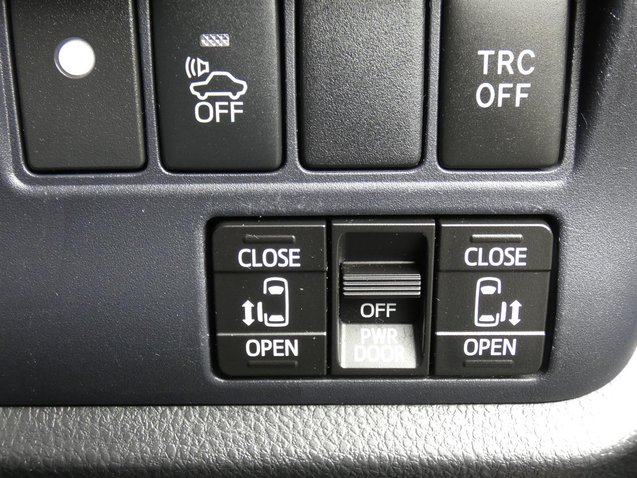 2014 Toyota Voxy thumbnail
