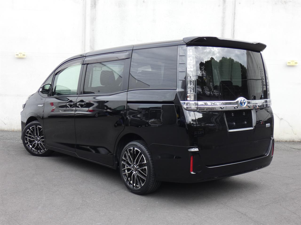 2014 Toyota Voxy thumbnail