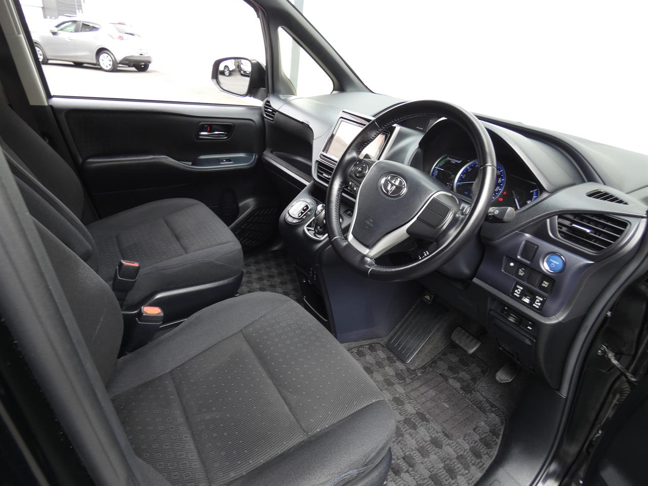 2014 Toyota Voxy thumbnail