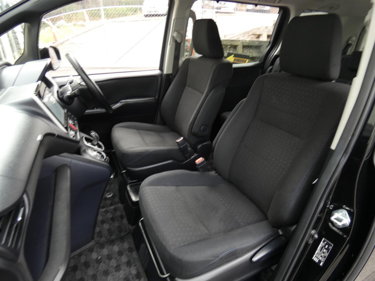 2014 Toyota Voxy thumbnail