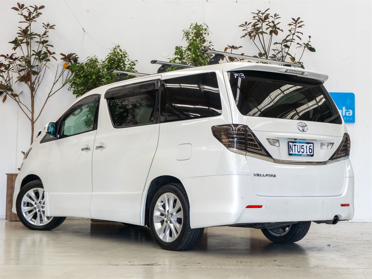 2009 Toyota Vellfire thumbnail