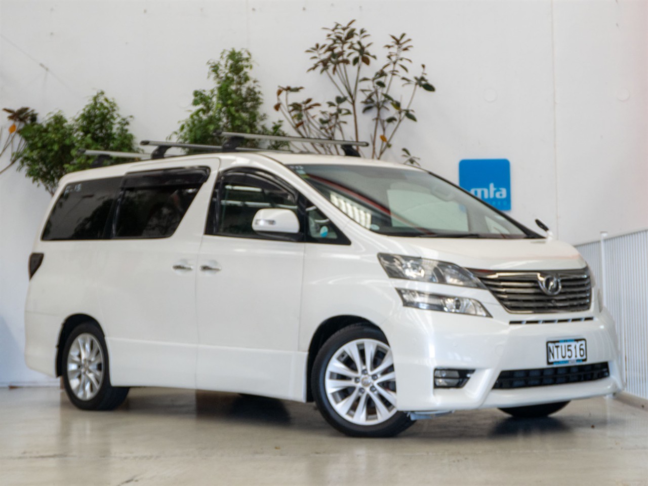 2009 Toyota Vellfire thumbnail