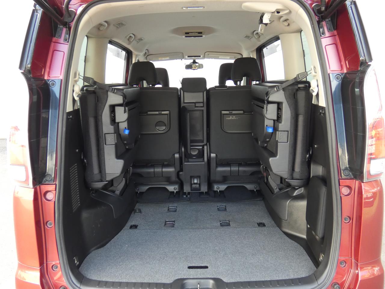 2016 Nissan SERENA thumbnail