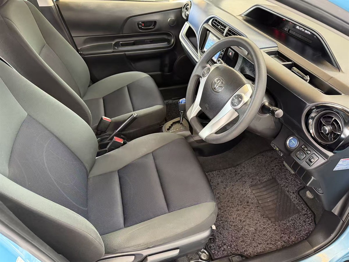 2015 Toyota Aqua thumbnail