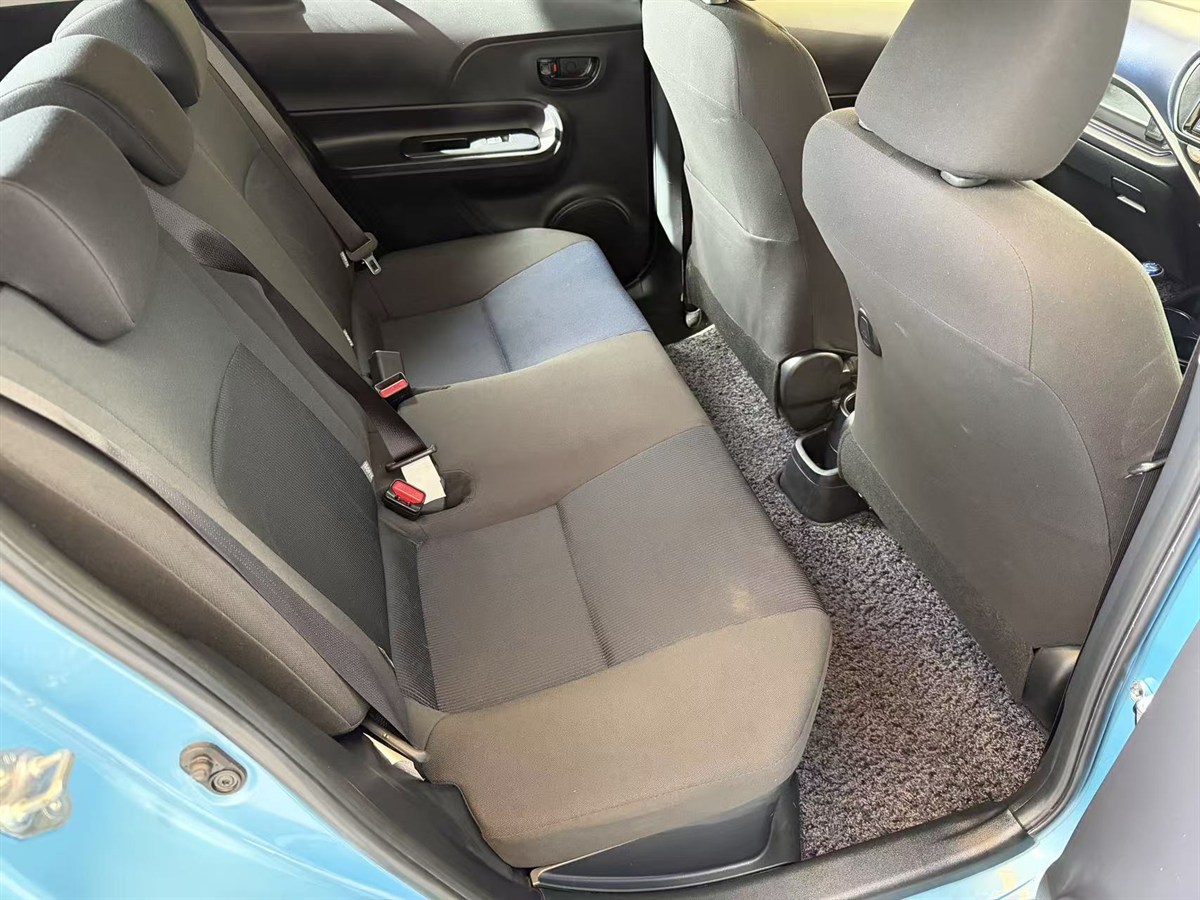 2015 Toyota Aqua thumbnail