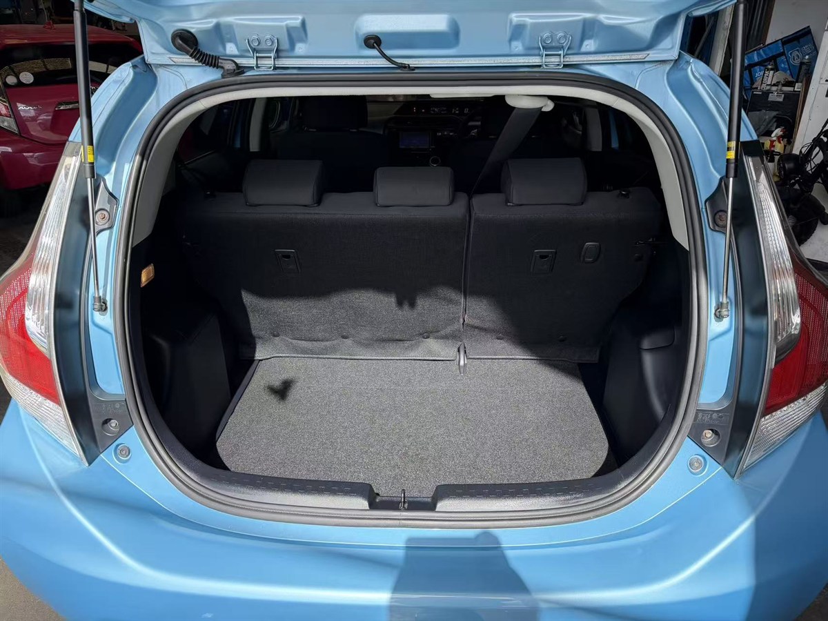 2015 Toyota Aqua thumbnail