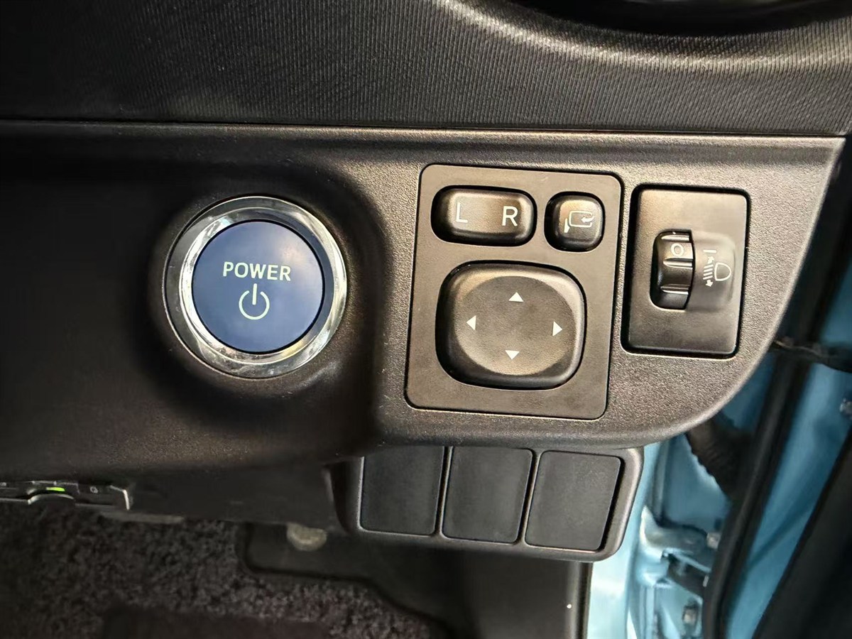 2015 Toyota Aqua thumbnail