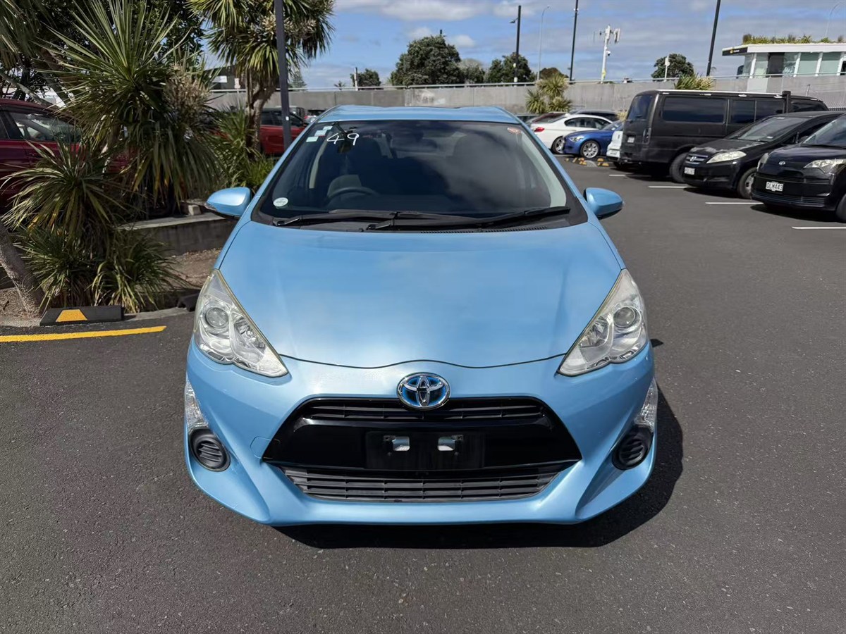 2015 Toyota Aqua thumbnail