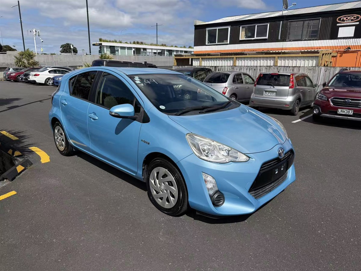 2015 Toyota Aqua thumbnail