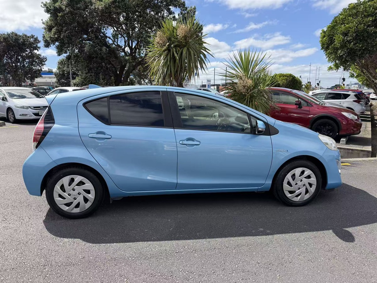 2015 Toyota Aqua thumbnail