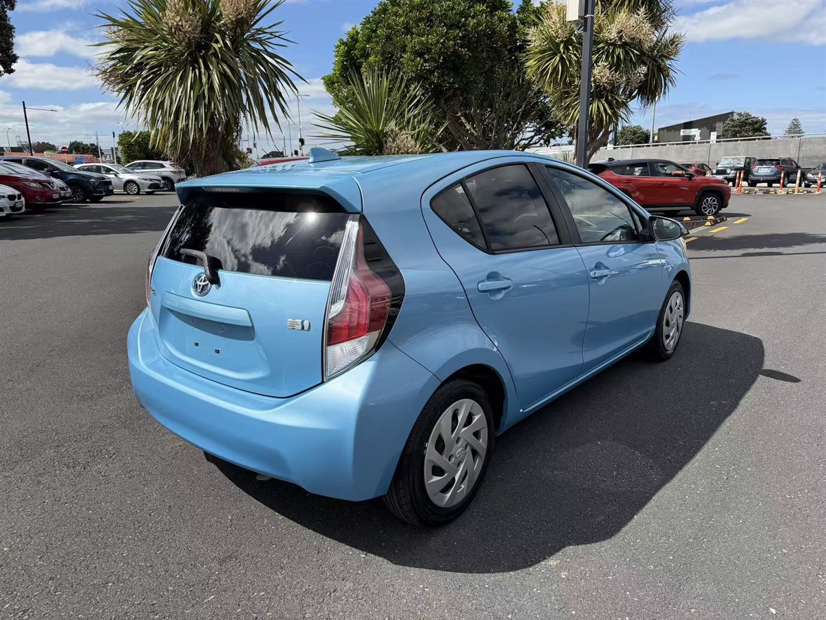 2015 Toyota Aqua thumbnail