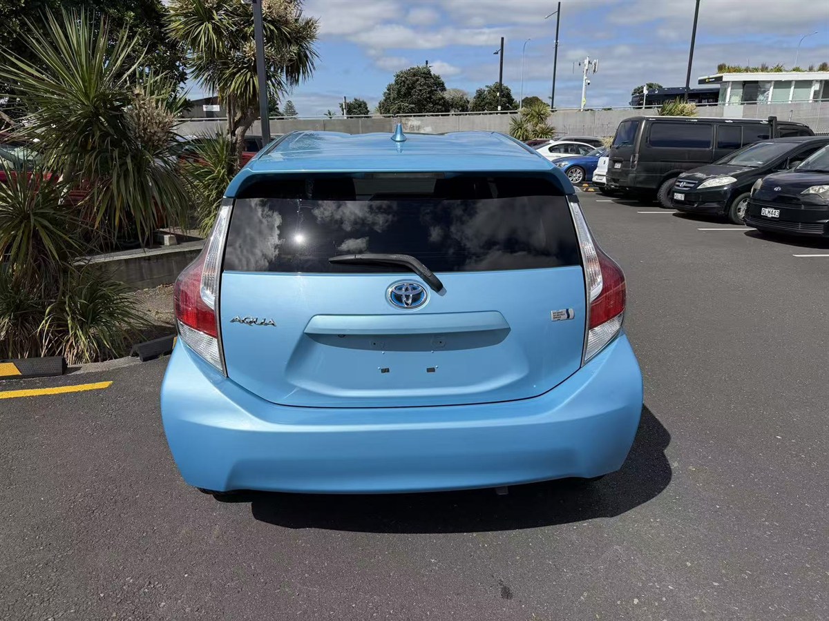 2015 Toyota Aqua thumbnail
