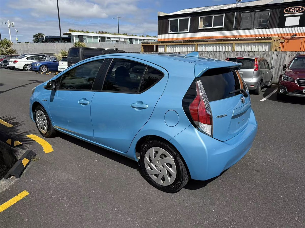 2015 Toyota Aqua thumbnail