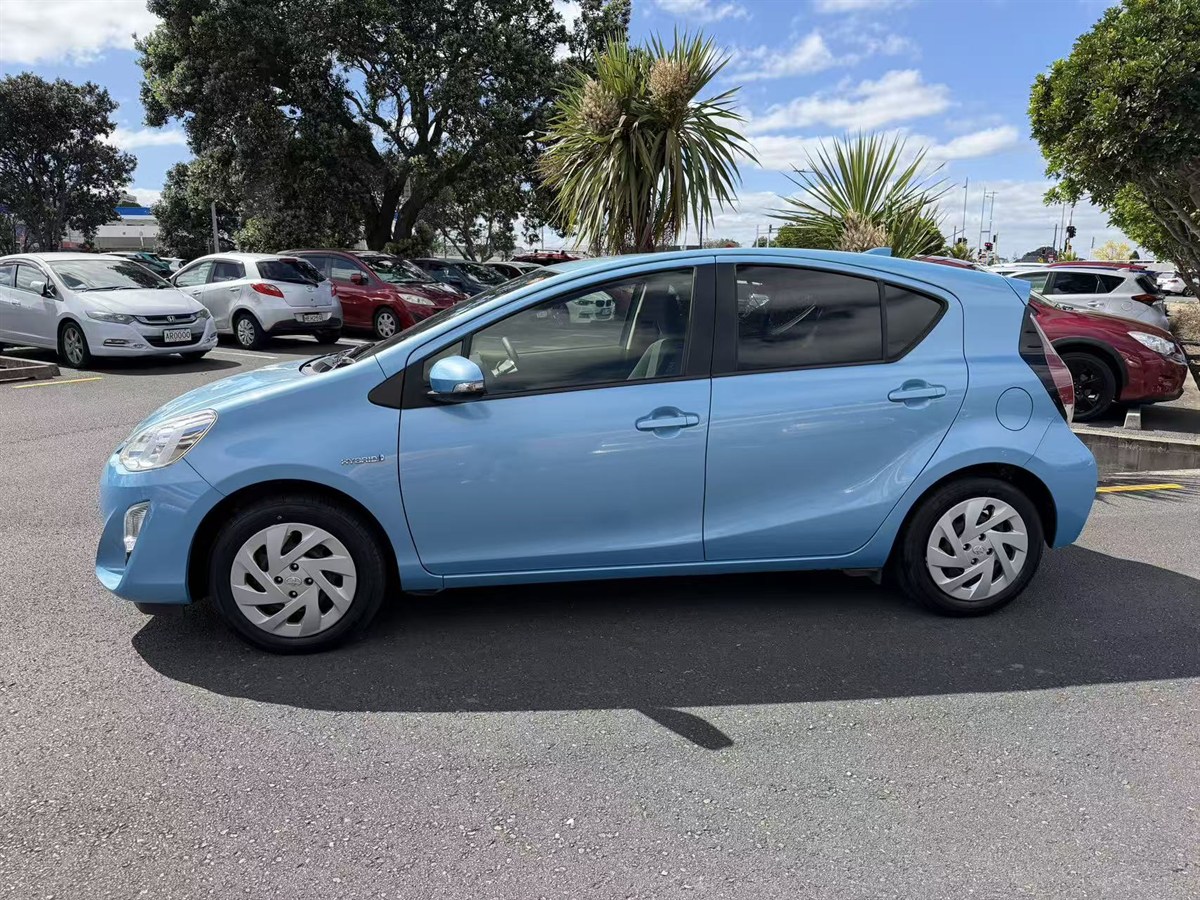 2015 Toyota Aqua thumbnail