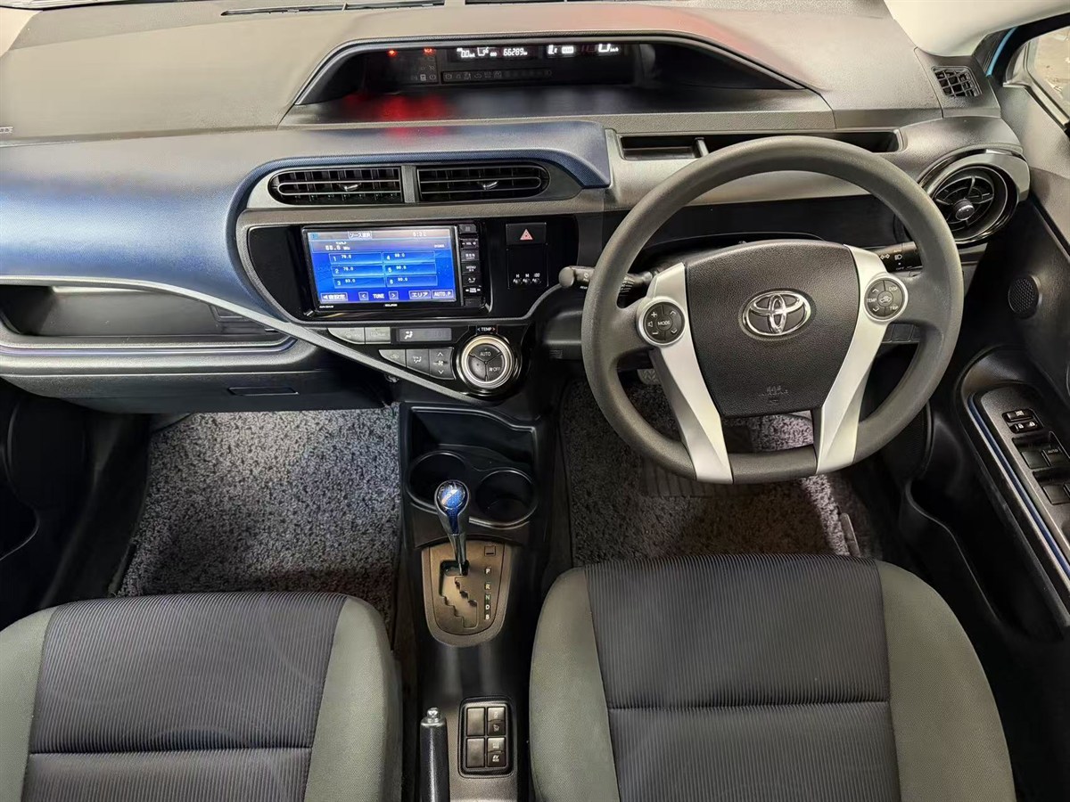 2015 Toyota Aqua thumbnail