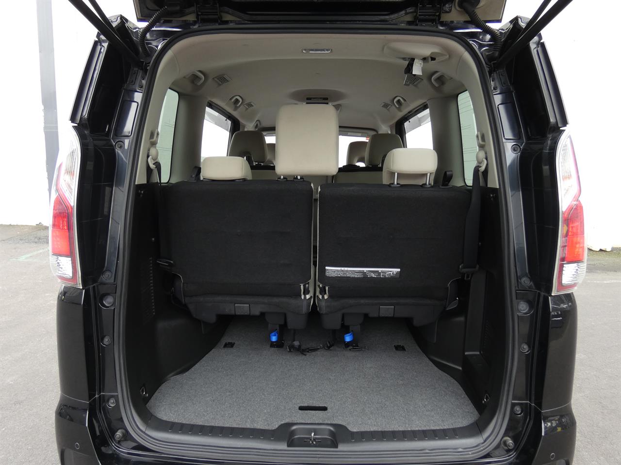 2016 Nissan SERENA thumbnail