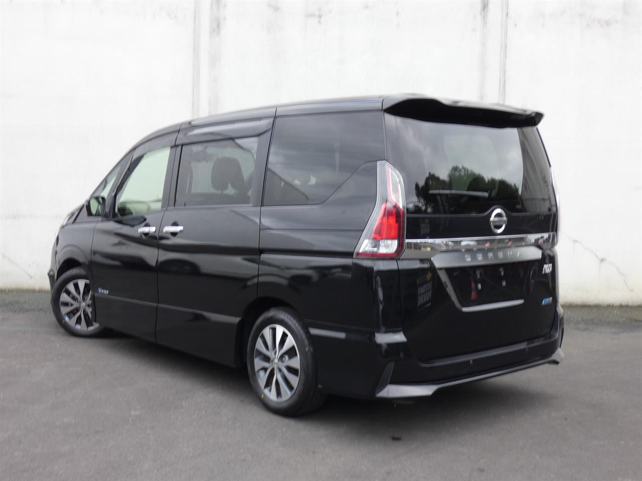 2016 Nissan SERENA thumbnail