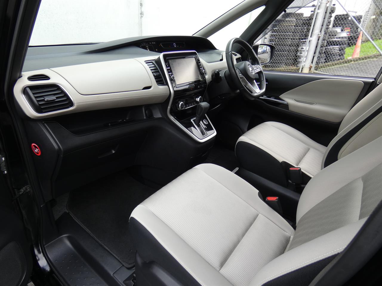2016 Nissan SERENA thumbnail