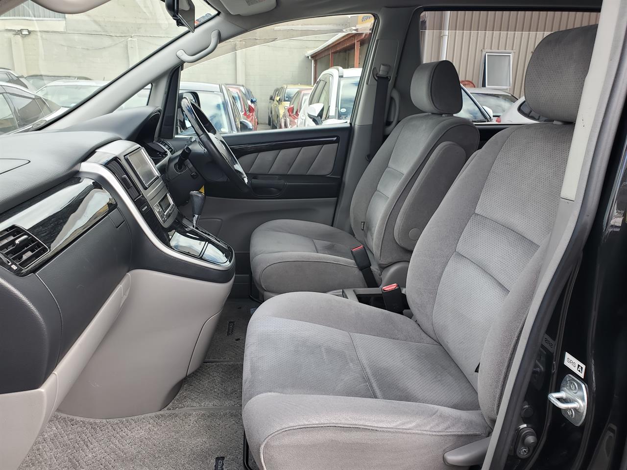 2006 Toyota Alphard thumbnail