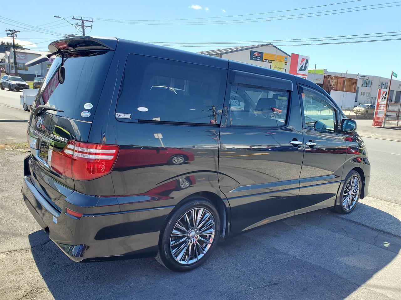 2006 Toyota Alphard thumbnail