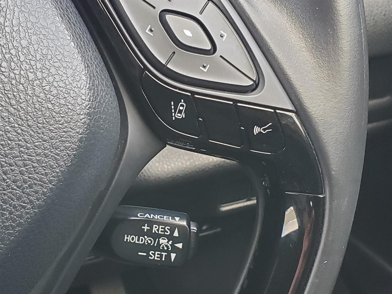 2018 Toyota C-HR thumbnail