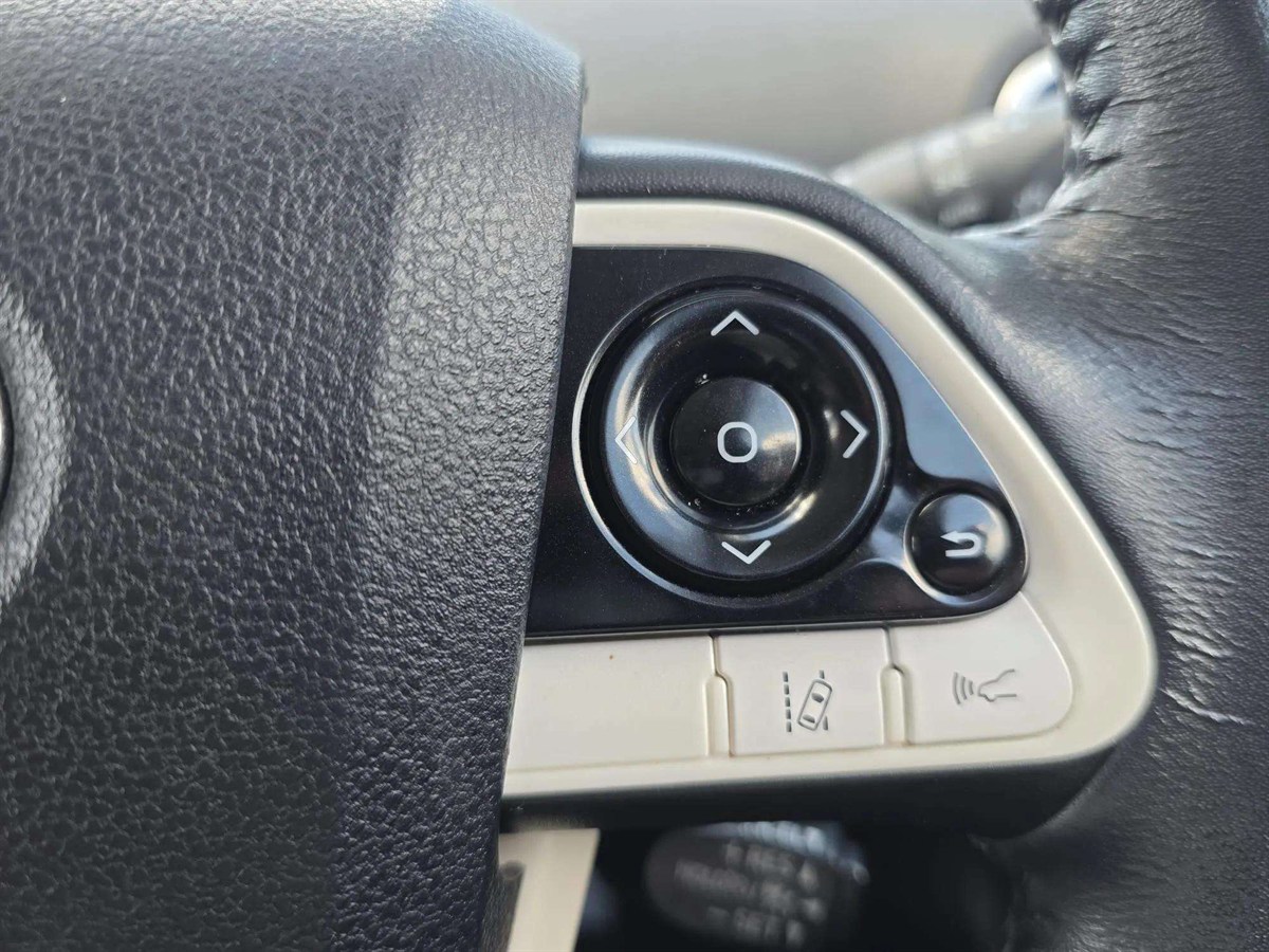 2017 Toyota Prius thumbnail